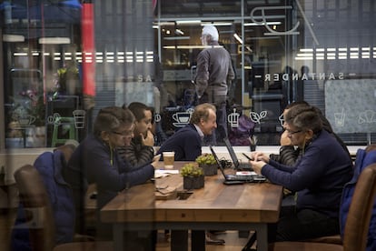 Trabajadores en un corporativo en Santiago (Chile), en una imagen de archivo.