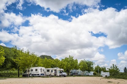 Autocaravanas estacionadas en el área de Doña Mencia, en la Subbética Cordobesa.