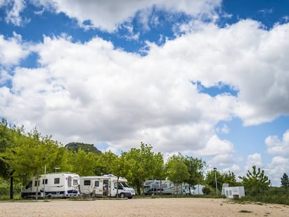 Autocaravanas estacionadas en el área de Doña Mencia, en la Subbética Cordobesa. 