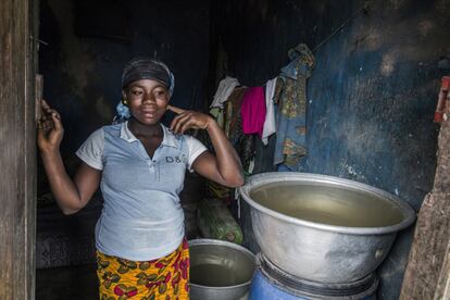 En Bardot, un bidonville de San Pedro, Maï, de 16 años,  espera su primer hijo. Comparte habitación con su prima de 12 años y trabaja haciendo carbón con su madre. Sueña con vender ropa en el mercado. Está prometida con un el conductor de una mototaxi de 30 años que ya está casado. El matrimonio polígamo se celebrará tras el nacimiento del bebé. Maï espera dejar la carbonera tras su boda y dedicarse al comercio. 