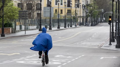 Una mujer monta en bici por el viaducto de Segovia (Madrid) completamente vacío por el estado de alarma, el pasado día 10 de abril.