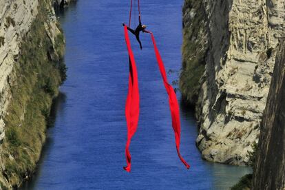 La bailarina y acrobáta griega Katerina Soldatou baila suspendida por dos lazos rojos sobre el canal de Corinto, durante la presentación de su espectáculo 'Greece Has Soul', en el Peloponeso, Grecia.