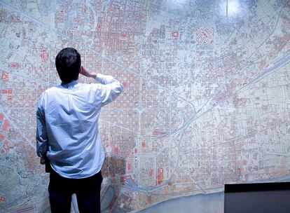 Un visitante ante un gran mapa del Eixample barcelonés