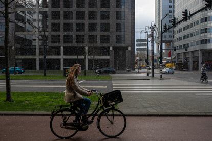 Una mujer pedalea por un carril bici de Róterdam, en Países Bajos. 