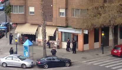 Agentes de polic&iacute;a frente al local que ha sido atracado.