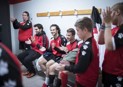 Varios de los jugadores del equipo, instantes antes de salir a entrenar.