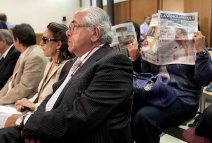 El doctor Carlos Morín y su esposa, María Luisa Durán, en el juicio por abortos ilegales que se sigue celebrando hoy en Barcelona.