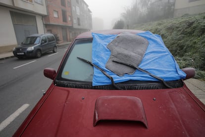 La luna del coche cubierta contra el frío en el municipio de Becerreá (Lugo).