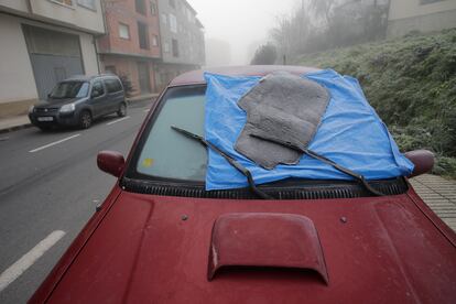 La luna del coche cubierta contra el frío en el municipio de Becerreá (Lugo).