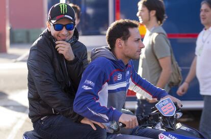 El piloto español Jorge Lorenzo llegando a los entrenamientos del circuito de Cheste, valencia.