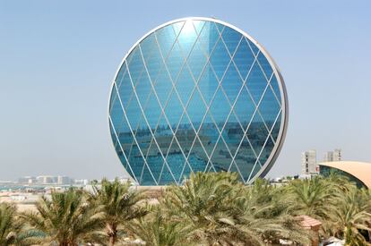 Com vocês, o primeiro edifício circular do Oriente Médio. Um que diz se estética e funcionalmente inspirado na seção áurea e brilha ao sol de Abu Dhabi. É como uma enorme bolacha de vidro, uma bolsa Chanel ou uma moeda futurista gigante. Ou uma superconcha.