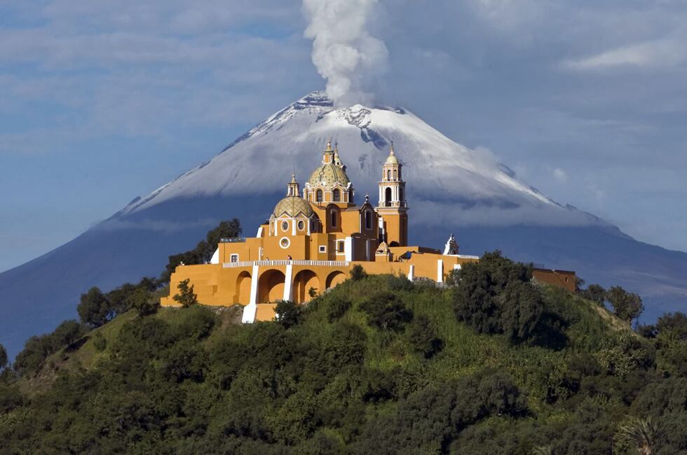 El Santuario de Nuestra Señora de los Remedios corona la Gran Pirámide de Cholula, a 10 kilómetros de Puebla.