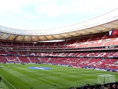 Aficionados atléticos en el interior del Wanda Metropolitano, nuevo estadio del Atlético de Madrid.