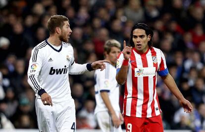 Falcao y Sergio Ramos discuten durante el duelo.