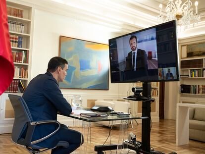 El presidente del Gobierno, Pedro Sánchez, durante la videoconferencia con el presidente del Partido Popular, Pablo Casado, este lunes.