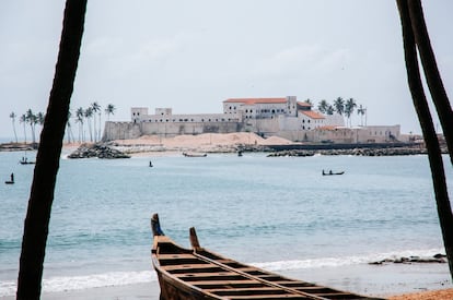 Los turistas que entran al castillo de la ciudad de Elmina, el más visitado de Ghana, se encuentran un museo sobre la historia, la cultura y las tradiciones locales, sin apenas mención a su triste papel en el tráfico de esclavos: los subsaharianos capturados por los europeos pasaban en sus calabozos (que aún existen) entre dos o tres meses antes de ser embarcados y vendidos en Europa y sus colonias, y después en América. La fortificación, patrimonio mundial, erigida por los portugueses en 1482 en principio como edificio comercial, es una de las primeras construcciones europeas fuera del Viejo Continente y la primera al sur del Sáhara