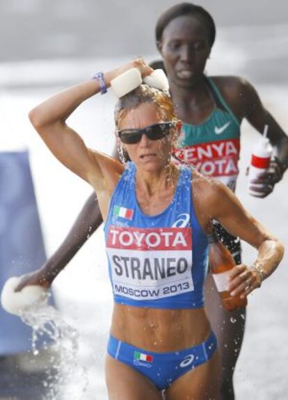 Straneo se echa agua por la cabeza ante la mirada de Kiplagat