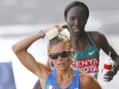 Straneo se echa agua por la cabeza ante la mirada de Kiplagat