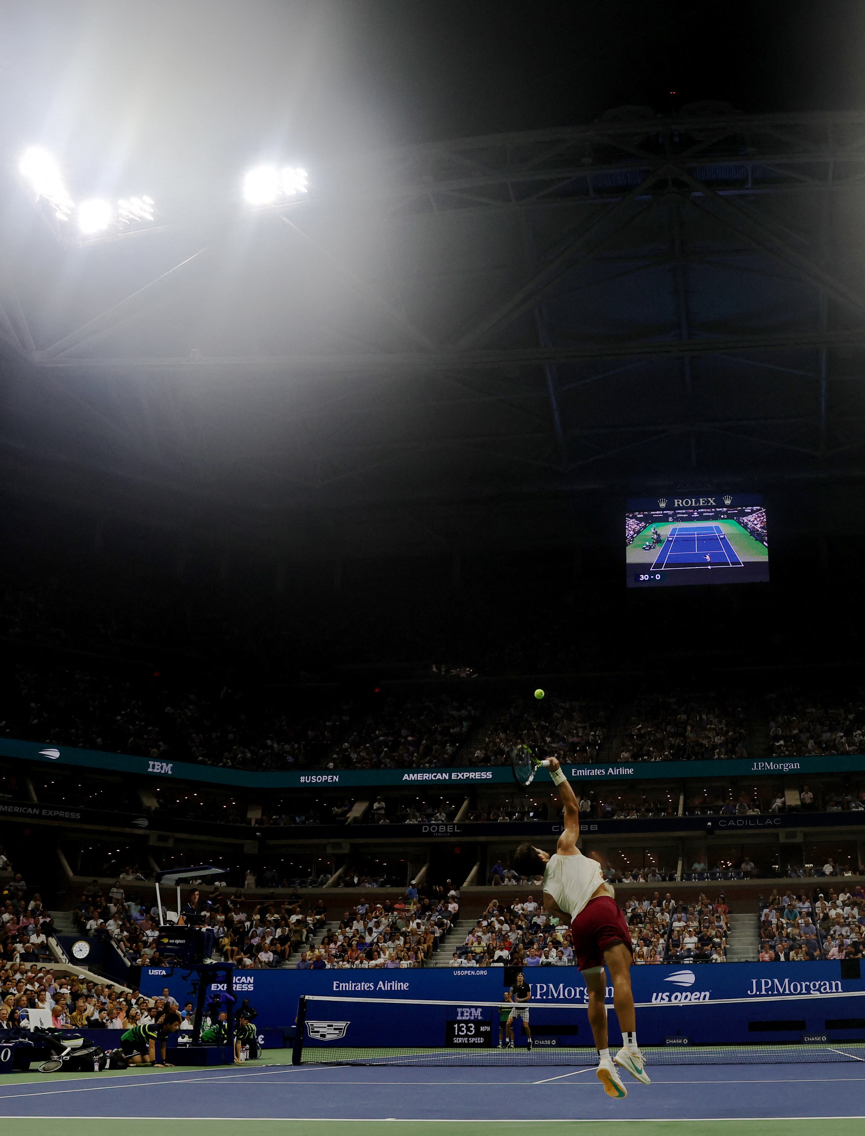 Alcaraz sirve durante el partido contra Zverev.