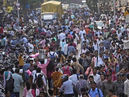 Una multitud camina en un mercado de Bombay, en India, el país más poblado del mundo, el pasado 17 de marzo.