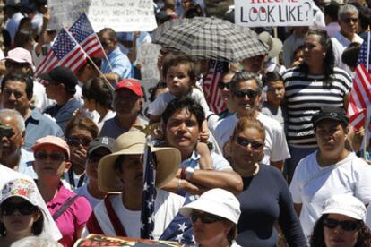 Manifestación en Phoenix contra la ley de Arizona que criminaliza a los inmigrantes latinos sin papeles.