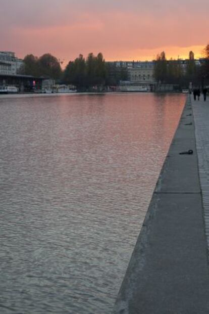 Canal de l'Ourcq al atardecer, a la altura de los cines Mk2 Quai de Seine y Mk2 Quai de Loire.