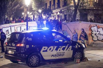 Un coche de la Policía Municipal, durante un dispositivo contra el botellón en Malasaña.