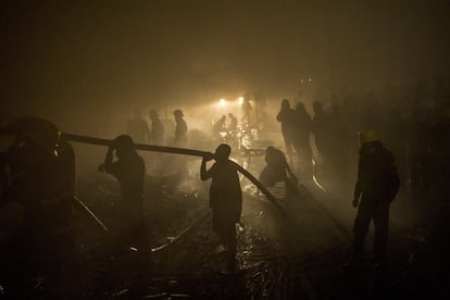 Bomberos intentan apagar un incendio en la zona industrial en Yagon (China).