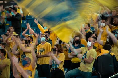 A torcida mais barulhenta do Maccabi, chamada Portão 8 por ocupar esse setor das arquibancadas.