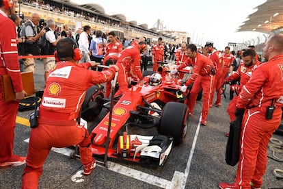 El piloto Sebastian Vettel, en la línea de salida, se prepara para que se inicie la carrera.