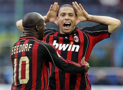 Ronaldo festeja un gol junto a Seedorf