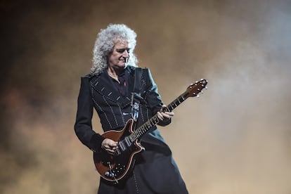 Sí, esa melena, aunque ya canosa, seguro que te suena. Es la del famoso guitarrista de Queen, Brian May (Reino Unido, 1947). Lo que no saben muchos es que May estudió Física y Matemáticas. En 1972, cuando Queen todavía no había editado su primer disco, publicó un estudio científico en la referencial revista 'Nature' sobre astronomía, basado en mediciones tomadas en un observatorio de Tenerife; en 1974 otro de similares características, y ya en 2008 terminó su tesis de Astrofísica en el Imperial College de Londres y se graduó. Entre medias compuso exitazos como 'We will rock you'. Un portento el señor May. En la imagen, el guitarrista, durante un concierto en Londres el pasado 12 de diciembre.