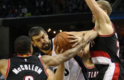 Marc Gasol, entre McCollum y Plumlee.