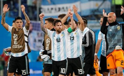 Messi celebra la victoria con sus compañeros.