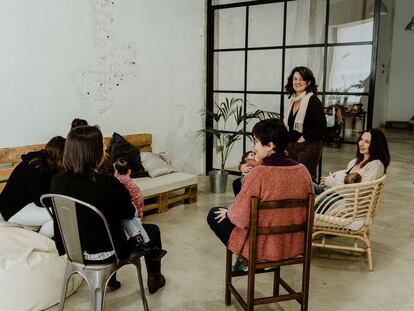 La psiquiatra Ibone Olza en una reunión con madres en Madrid.