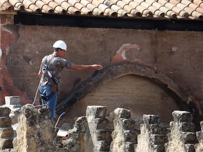 Un operario en uno de los tejados afectados por el incendio de la Mezquita-catedral de Córdoba el pasado viernes.