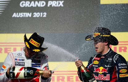 Sebastian Vettel celebra la victoria con Lewis Hamilton.