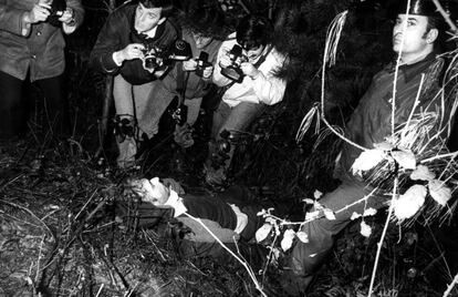 El cadáver de José María Ryan, ingeniero jefe en la central nuclear de Lemóniz, en Vizcaya, asesinado por ETA. El 29 de enero de 1981, Ryan fue secuestrado por los terroristas cuando salía de las instalaciones de la central. Una semana después su cuerpo, atado y amordazado, es localizado en un camino forestal con un tiro en la cabeza.