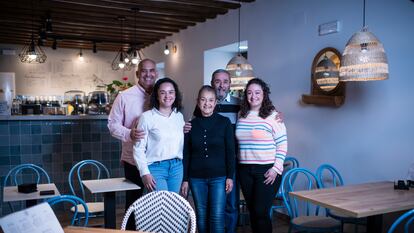 La tercera y cuarta generación de la familia Muñoz, caficultores en Colombia, que ahora tuesta también su café y lo sirve en la cafetería Tomeguín y Colibrí, en Chinchón (Madrid). 

gastronomia.
Repor sobre una cafetería de especialidad en chinchon, tomeguin colibri / INMA FLORES