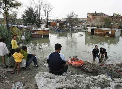 Los bomberos bombean el agua de una de las dos enormes balsas que se forman por la lluvia en <i>El Gallinero</i> de la Cañada Real Galiana.