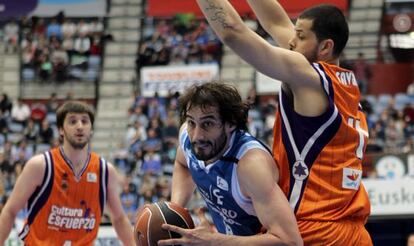 David Doblas trata de superar a Vitor Faverani.