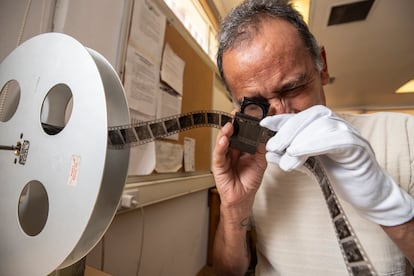 Ignacio Sánchez, jefe del taller de restauración, analiza material en la Filmoteca de la UNAM en Ciudad de México.