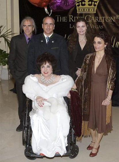 Elizabeth Taylor llega al hotel Ritz Carlton de las Vegas rodeada de sus hijos