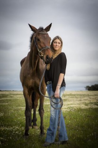 Raquel Muguiro standing with her horse in Badajoz in 2014.