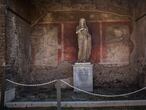 Estatua de Eumachia, sacerdotisa de Venus y propietaria de un floreciente negocio de la industria de la lana, encontrada al Este del Foro de Pompeya.