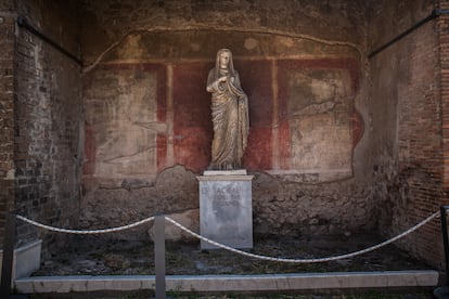 Estatua de Eumachia, sacerdotisa de Venus y propietaria de un floreciente negocio de la industria de la lana, encontrada al Este del Foro de Pompeya.
