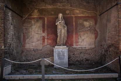 Estatua de Eumachia, sacerdotisa de Venus y propietaria de un floreciente negocio de la industria de la lana, encontrada al Este del Foro de Pompeya.