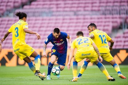 El jugador del Barcelona Leo Messi intenta irse de varios jugadores de Las Palmas.