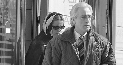 Gabriel Urralburu y Olivia Balda, su mujer, a la salida de la Audiencia de Pamplona, donde fue juzgado.