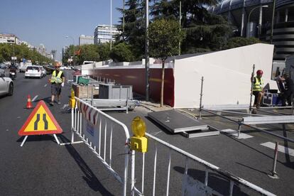 Unos operarios terminaban ayer el montaje de las tribunas del desfile.